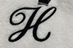 Bademantelstickerei_Monogramm_Monogrammlogo_Logostick